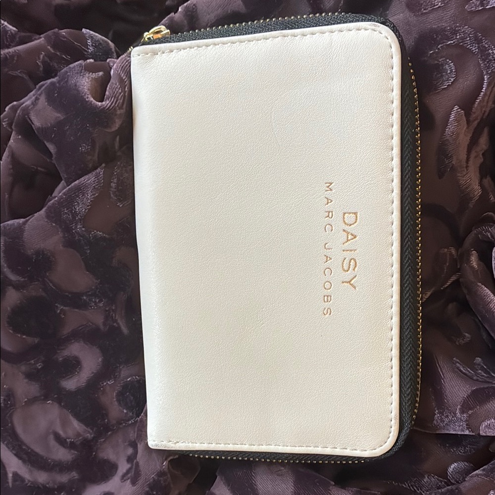 Marc Jacobs Daisy Cream Wallet with Gold Zipper